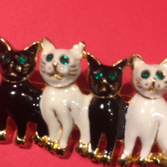 Vintage Black White Enamel Cats With Green Rhinestones Eyes Brooch Gold Detail - Picture 3 of 5
